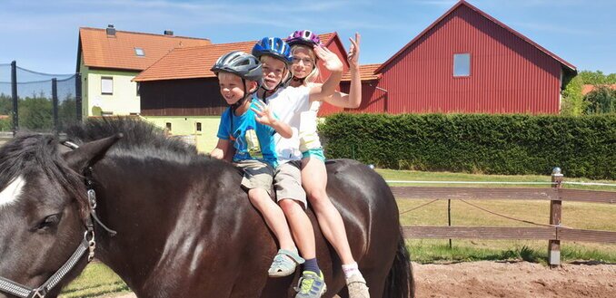 Kinder reiten Pony